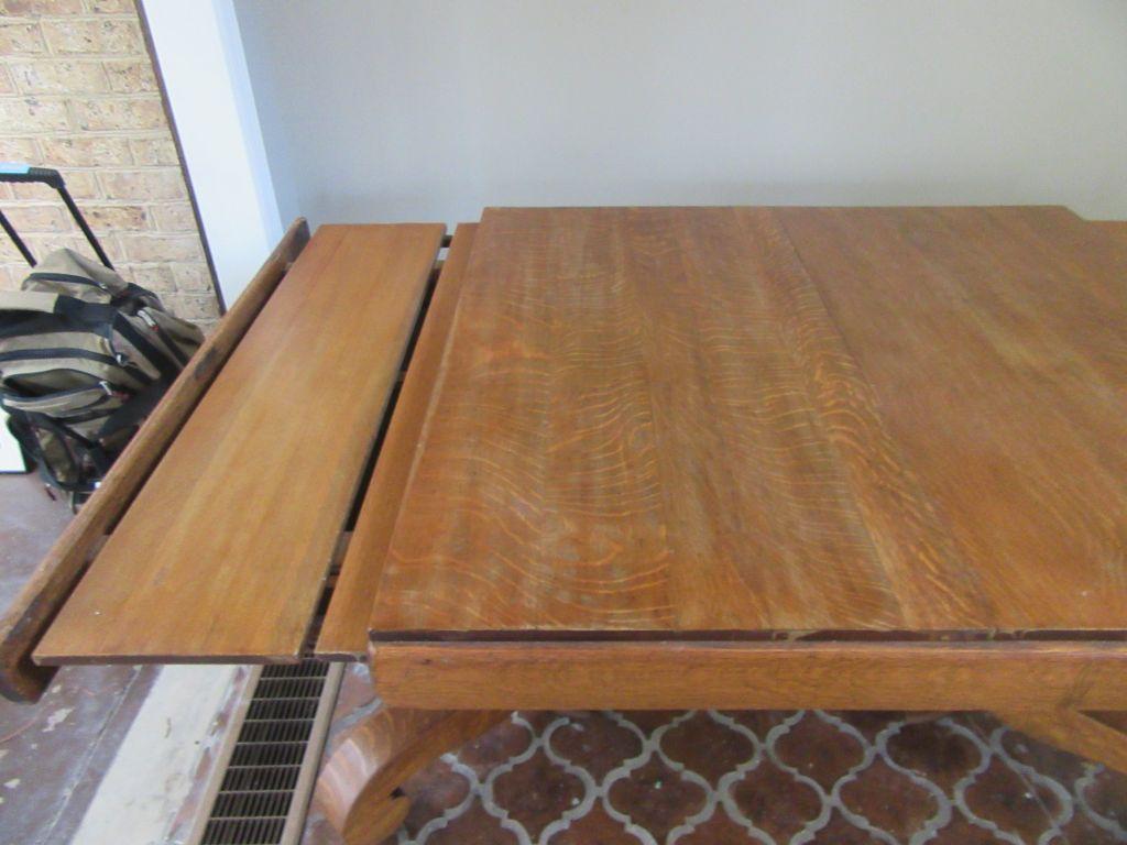 OAK TABLE WITH BUILT-IN PULL OUT LEAVES