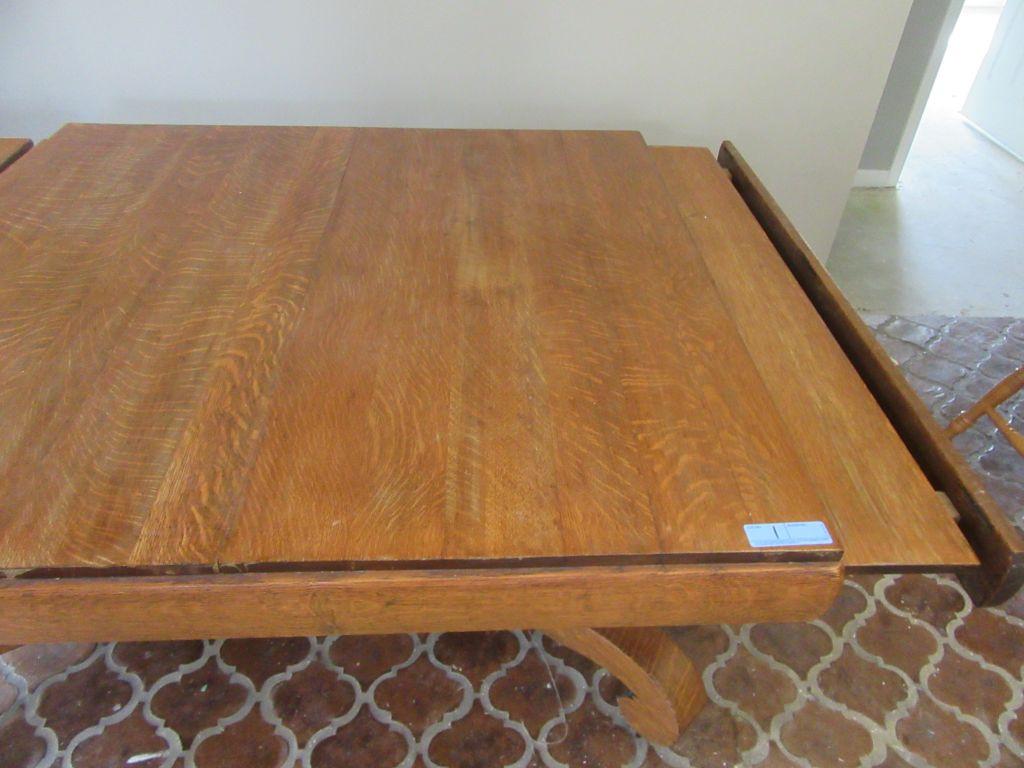 OAK TABLE WITH BUILT-IN PULL OUT LEAVES