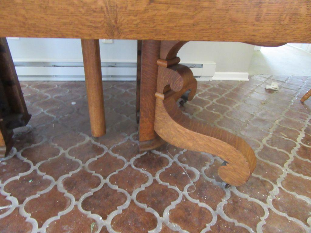 OAK TABLE WITH BUILT-IN PULL OUT LEAVES