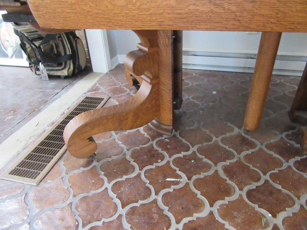 OAK TABLE WITH BUILT-IN PULL OUT LEAVES