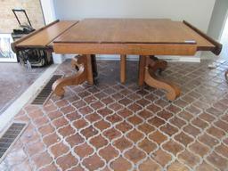 OAK TABLE WITH BUILT-IN PULL OUT LEAVES