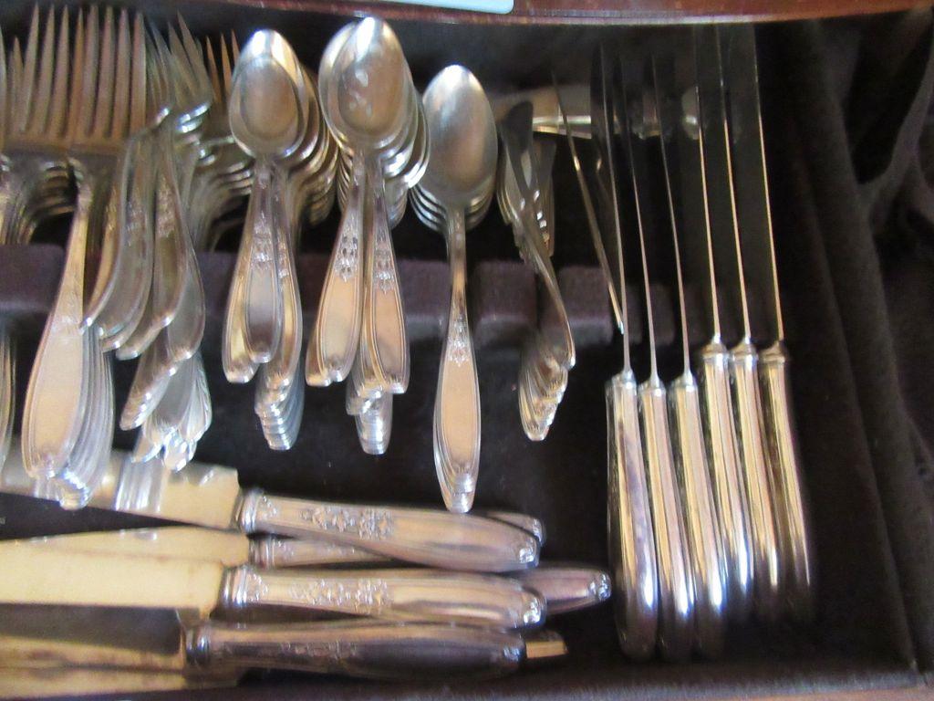 STAINLESS FLATWARE. SERVICE FOR 12