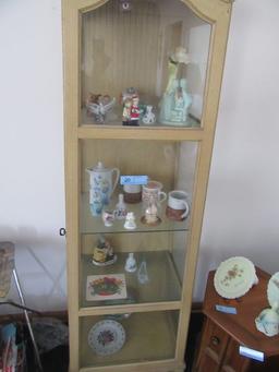 CONTENTS OF CURIO CABINET INCLUDING VASES, FIGURINES, MUGS, PLATES, ETC