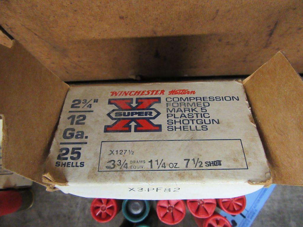 1 BOX OF 25 2-3/4 INCH 12 GAUGE SHELLS. 7-1/2 SHOT. AND OTHER ASSORTMENT OF