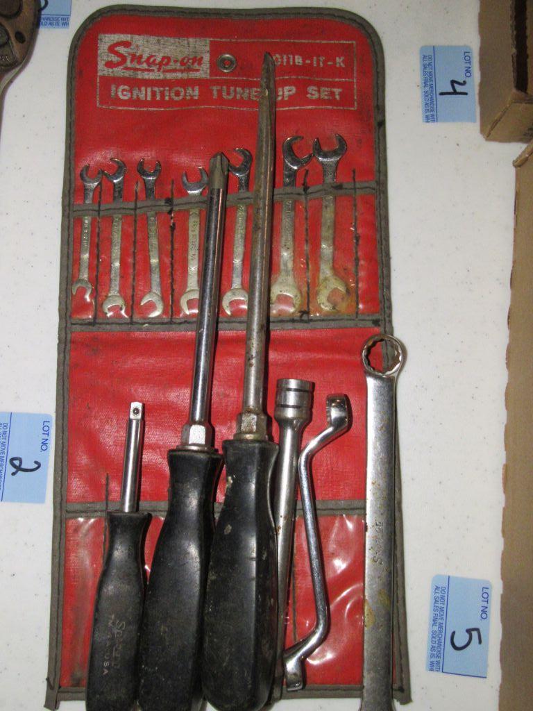 SNAP-ON PARTIAL IGNITION TUNE-UP SET. SCREWDRIVERS, WRENCHES AND EXTENSION