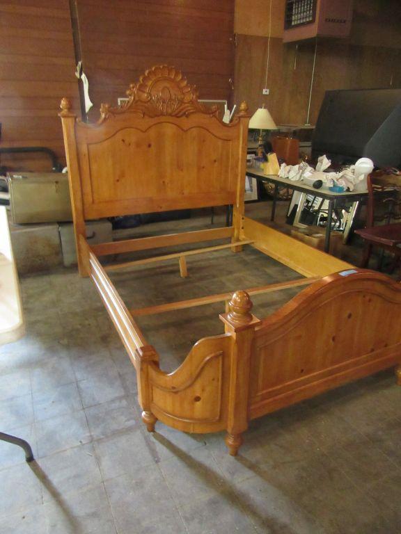 CARVED HEADBOARD PINE FULL SIZE BED