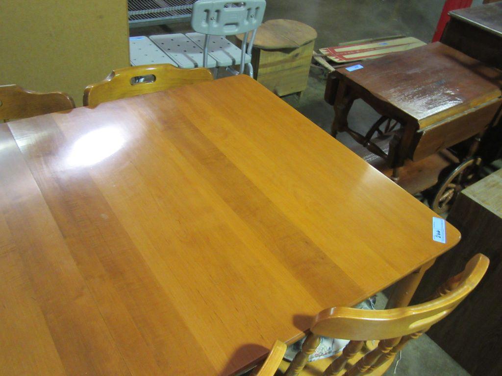 MAPLE TABLE WITH 8 CHAIRS AND 2 EXTRA LEAVES.