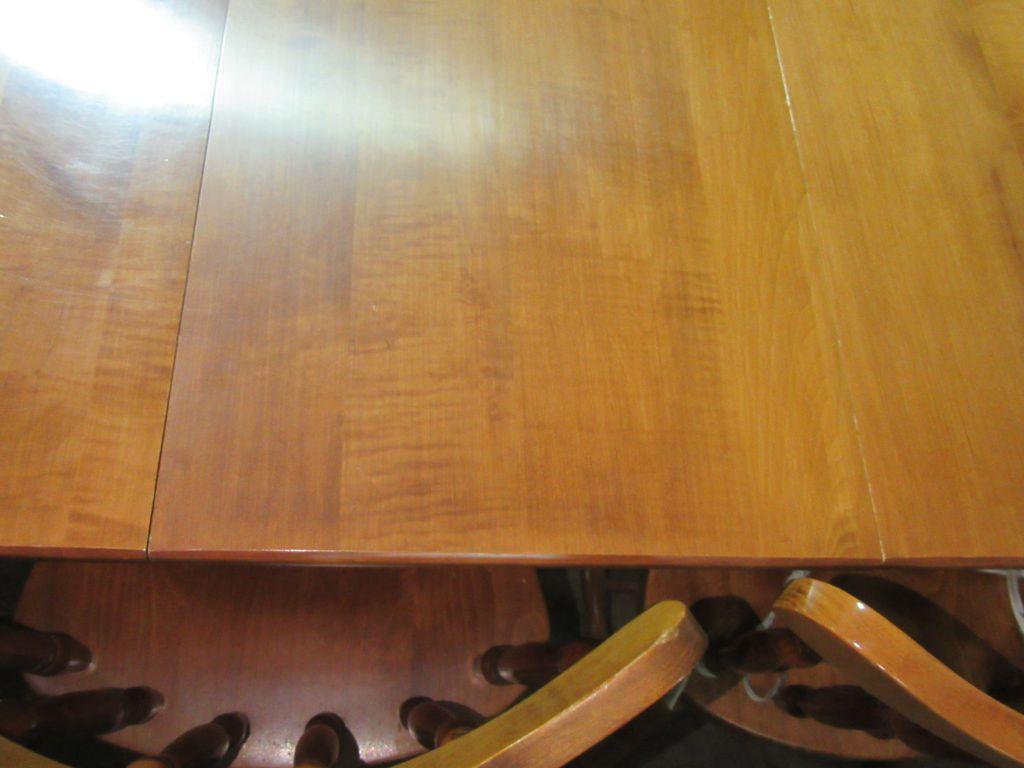 MAPLE TABLE WITH 8 CHAIRS AND 2 EXTRA LEAVES.