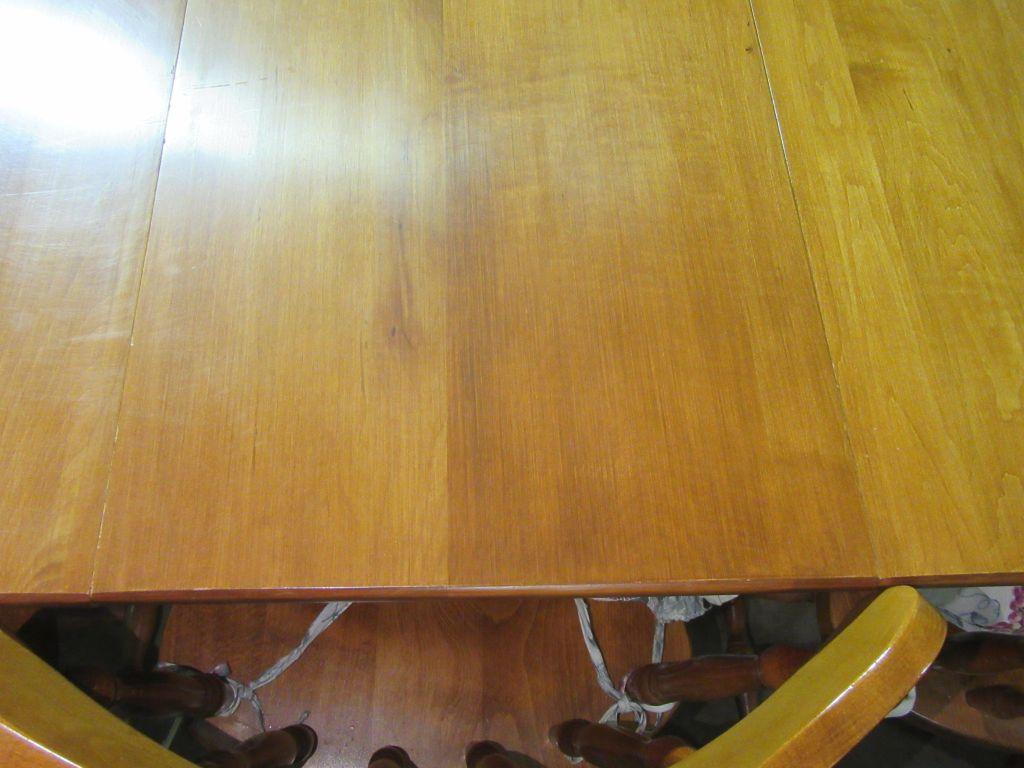 MAPLE TABLE WITH 8 CHAIRS AND 2 EXTRA LEAVES.