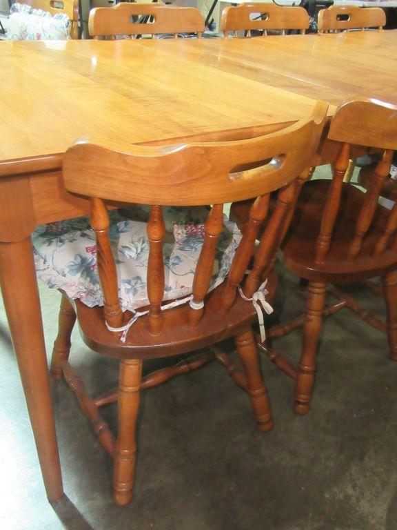 MAPLE TABLE WITH 8 CHAIRS AND 2 EXTRA LEAVES.