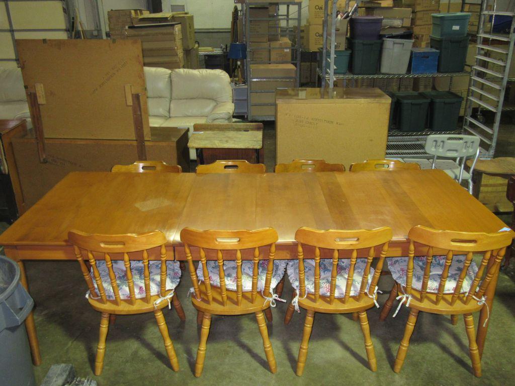 MAPLE TABLE WITH 8 CHAIRS AND 2 EXTRA LEAVES.