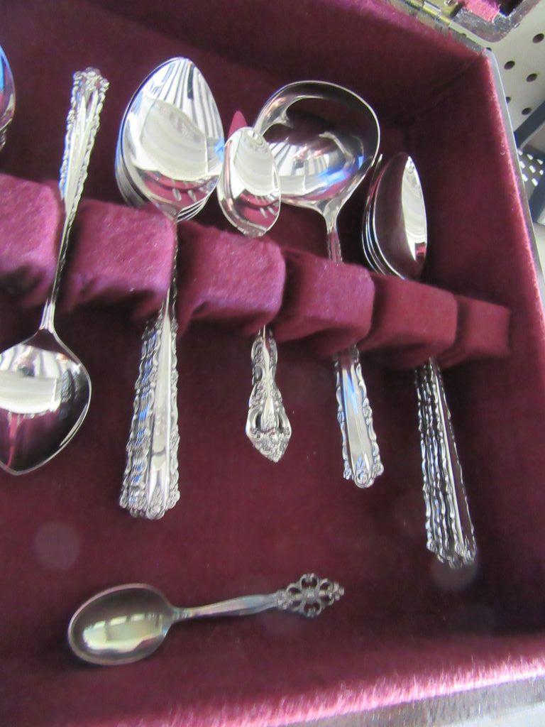 ONEIDA FLATWARE. SERVICE FOR 8.