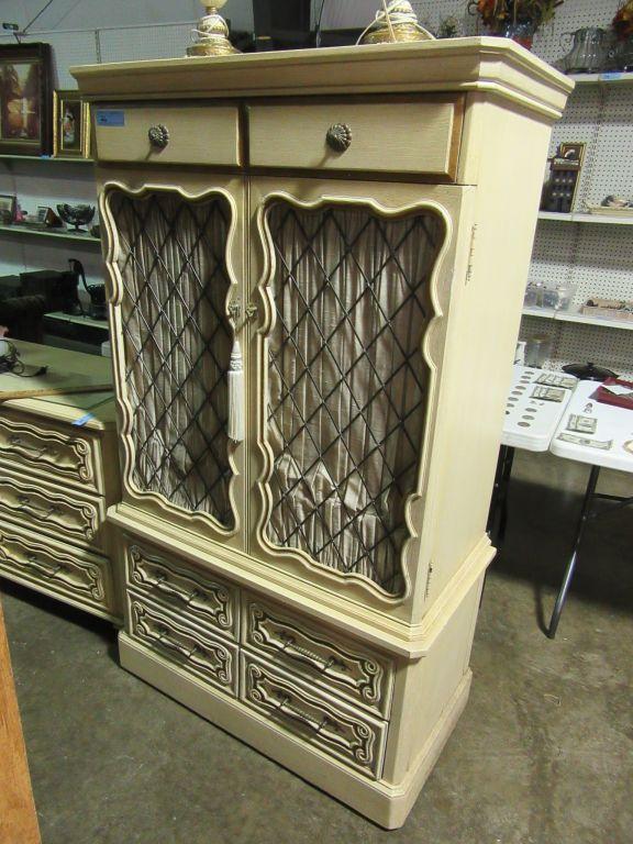 JAMESTOWN COLONADE WARDROBE