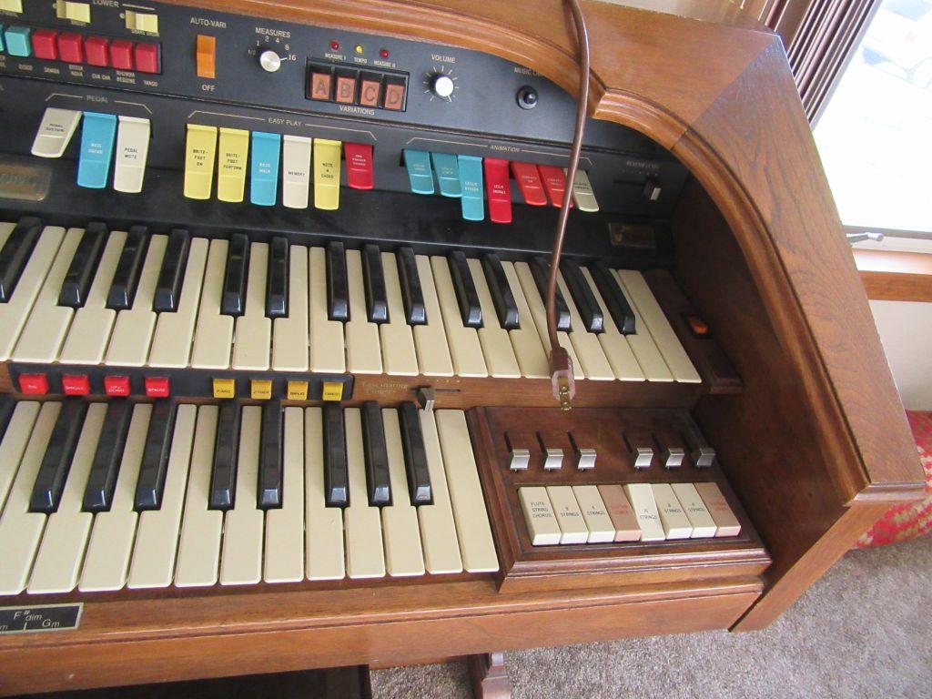 HAMMOND ORGAN WITH BENCH