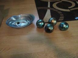 BOWL WITH DECORATIVE BALLS