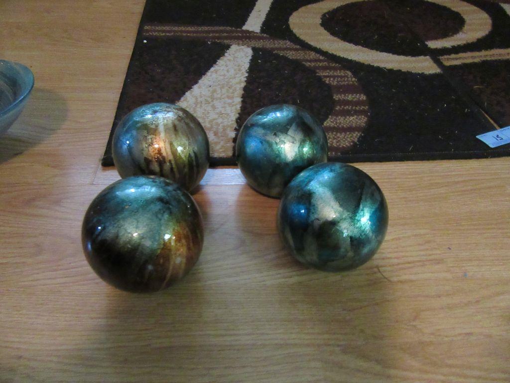 BOWL WITH DECORATIVE BALLS