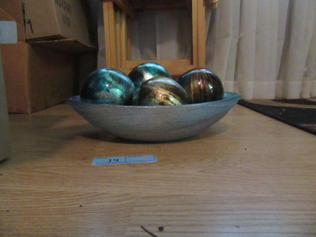 BOWL WITH DECORATIVE BALLS