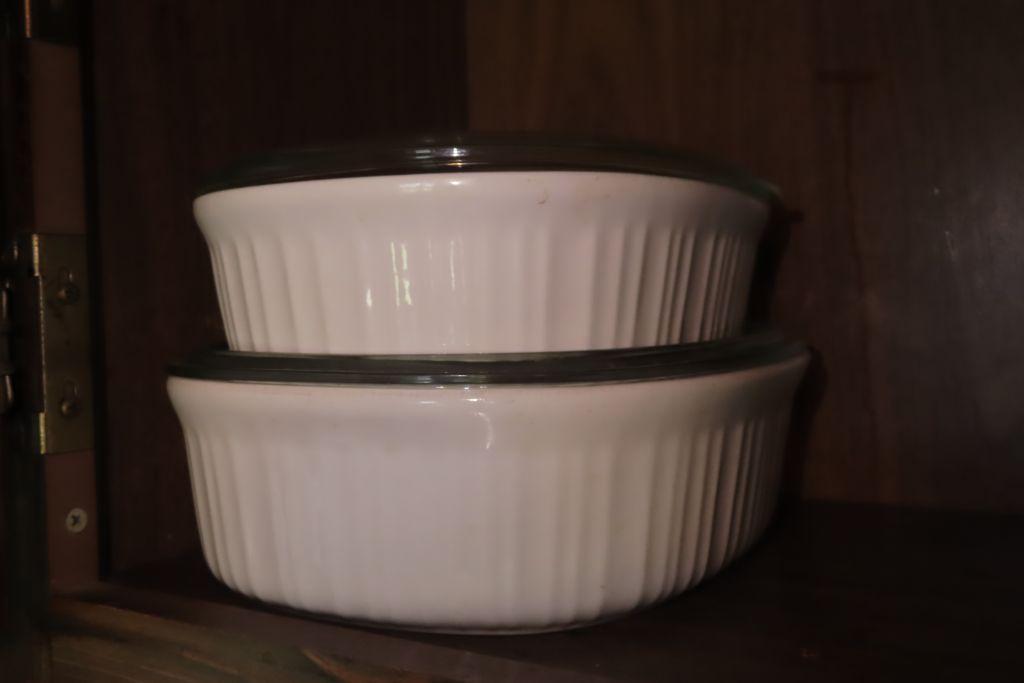 CORNINGWARE FRENCH WHITE 5 PIECE BAKING SET. THE LARGE PIECE IS MISSING A L