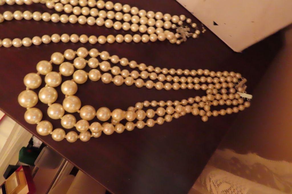 VARIETY OF PEARL JEWELRY