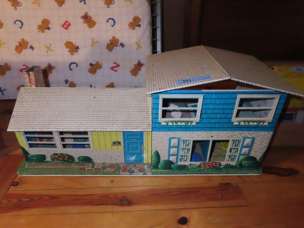 VINTAGE METAL DOLLHOUSE