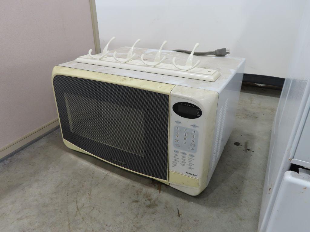 GE STOVE AND SHARP 1100 WATT MICROWAVE