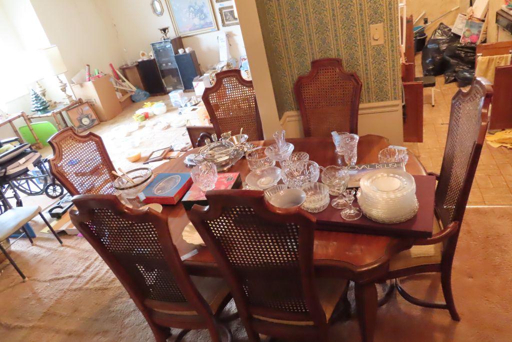 THOMASVILLE DINING TABLE, 2 LEAVES, AND 6 CHAIRS. 2 ARE HOST. BRING HELP TO