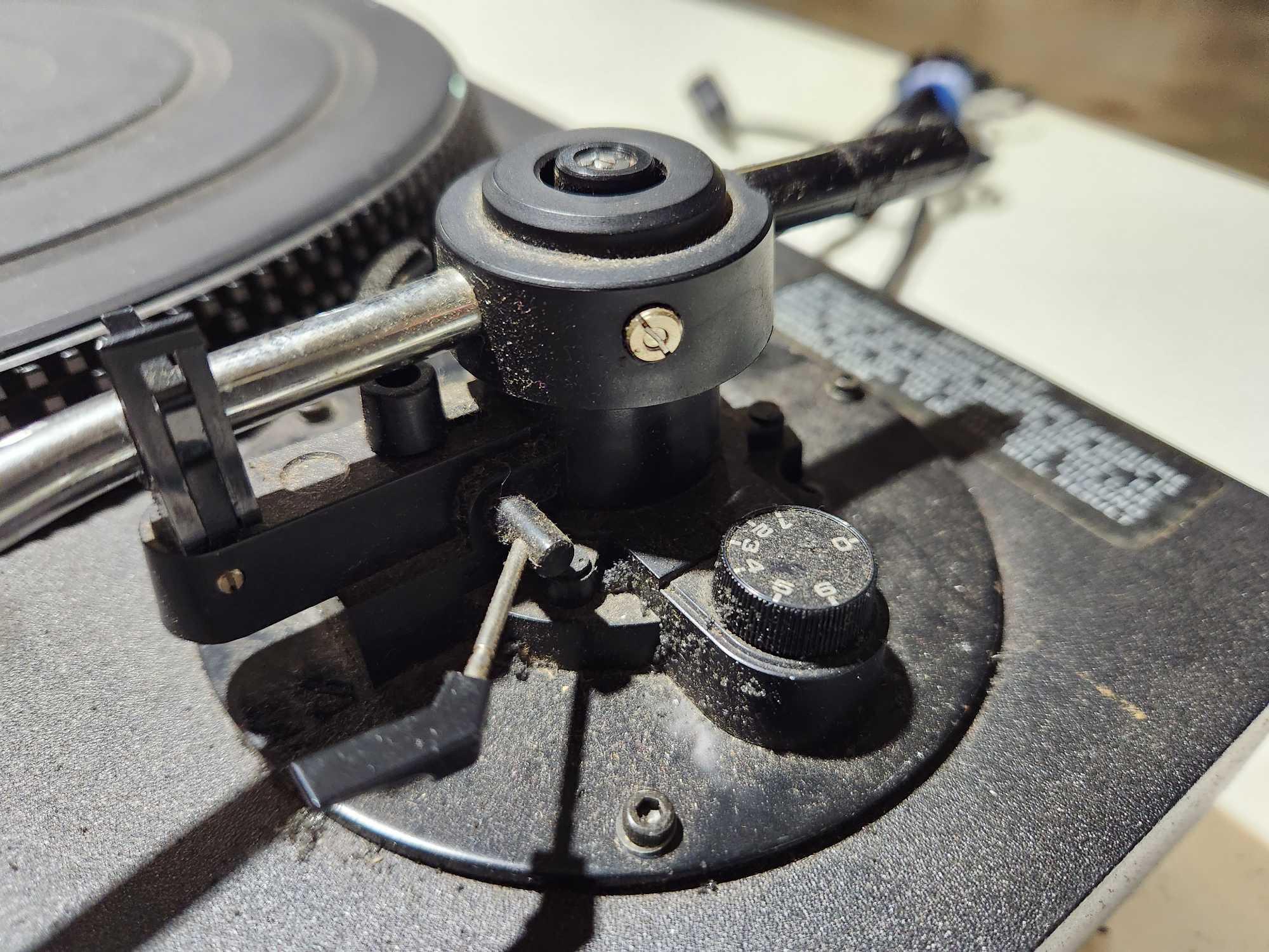 Numark model TT1400 turntable with case