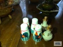 LOT OF ROOSTER SALT AND PEPPER SHAKERS AND GOLD TRIM SALT AND PEPPER SHAKERS