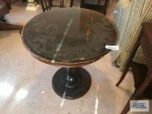 MAHOGANY ROUND TABLE WITH GLASS TOP
