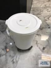 TRASH CAN WITH WHEEL BASE