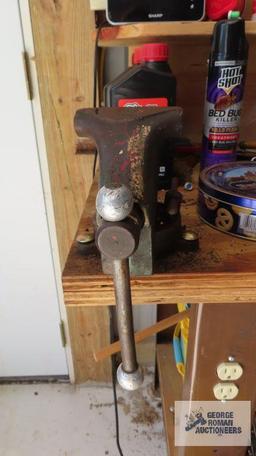 Littlestown number 25 vise. Bring tools for removal.