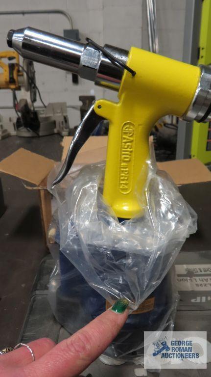 Astro PR14 pneumatic riveter