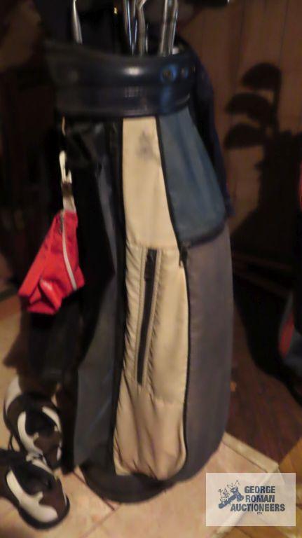 Golf bag with clubs