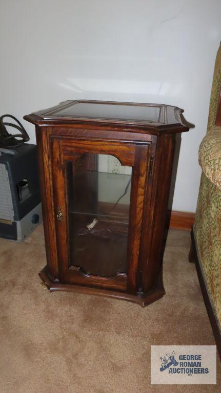 Lot of two end tables with mini curio cabinet