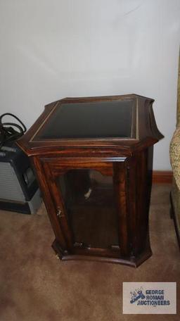 Lot of two end tables with mini curio cabinet