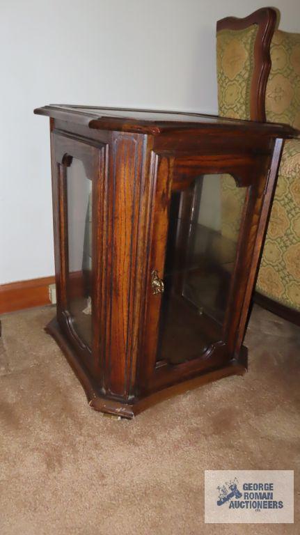 Lot of two end tables with mini curio cabinet