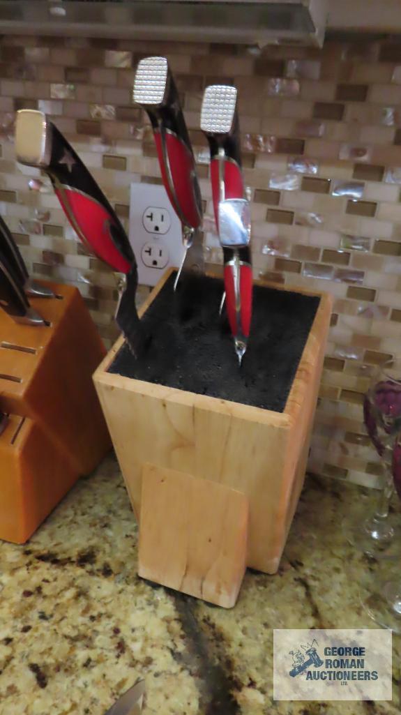 Knife block with Knuckle Sandwich knives