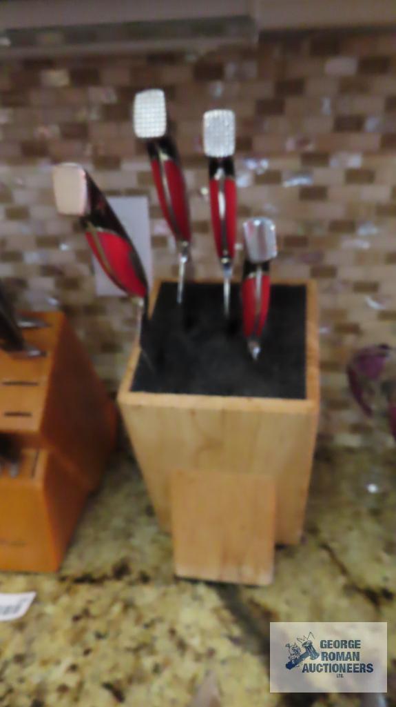 Knife block with Knuckle Sandwich knives