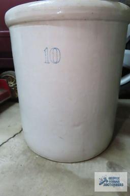 10 gallon crock. has cracks