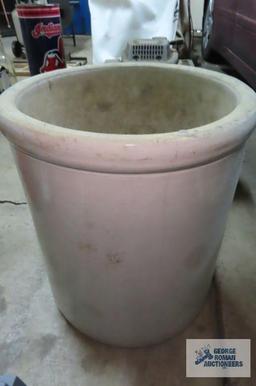 10 gallon crock. has cracks