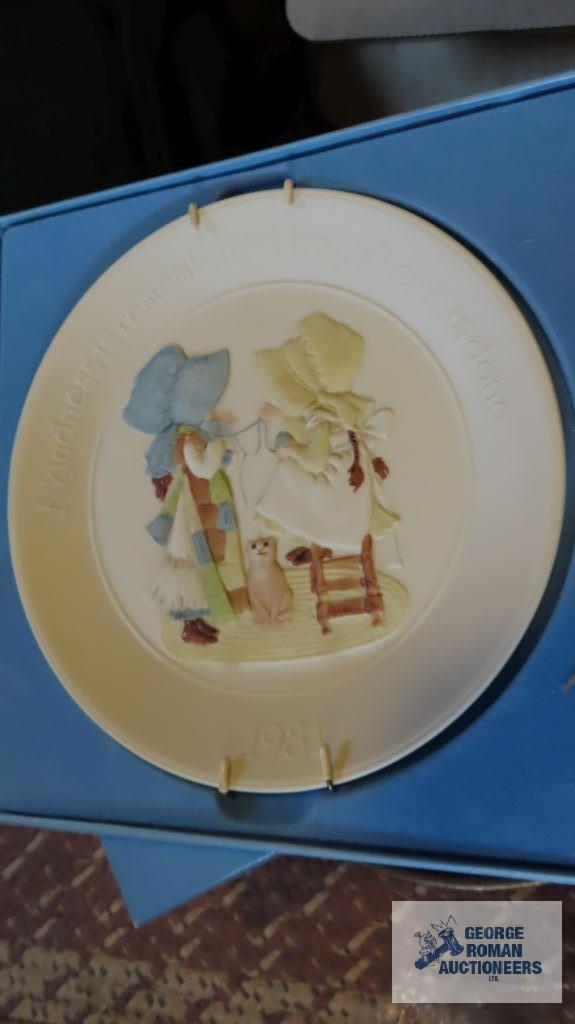 Assorted collector plates including Carol Lawson plates, Reco plates, Holly Hobbie and Americana