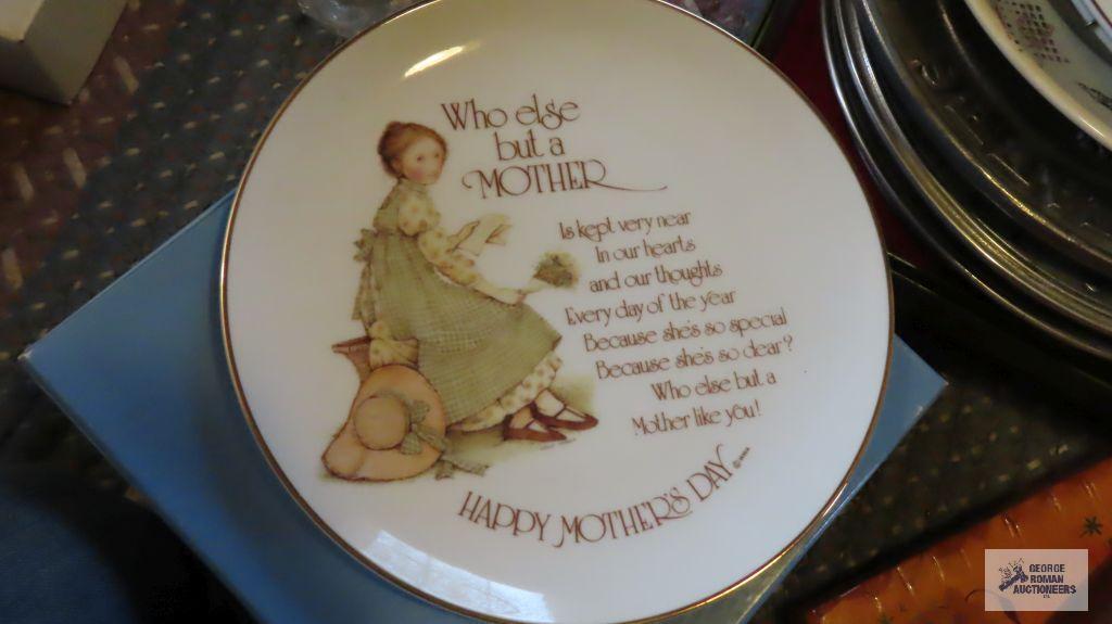 Assorted collector plates including Carol Lawson plates, Reco plates, Holly Hobbie and Americana