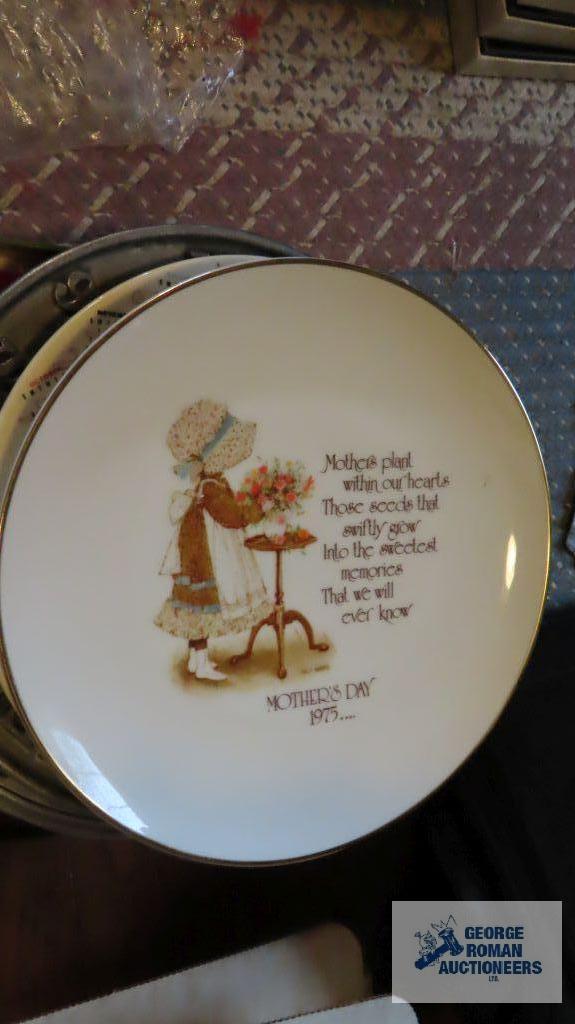 Assorted collector plates including Carol Lawson plates, Reco plates, Holly Hobbie and Americana