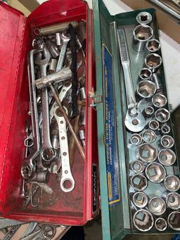 Mechanics tools in metal cases (2)