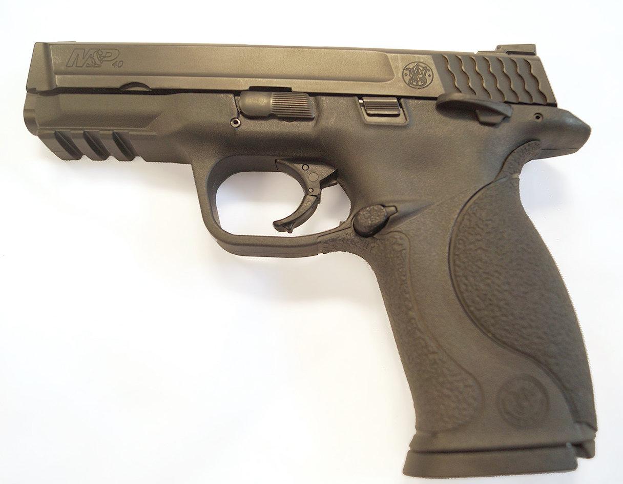 Smith & Wesson M&P .40 Caliber. Comes with original box, lock, manual, 2 extra grips, extra clip.