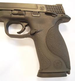 Smith & Wesson M&P .40 Caliber. Comes with original box, lock, manual, 2 extra grips, extra clip.