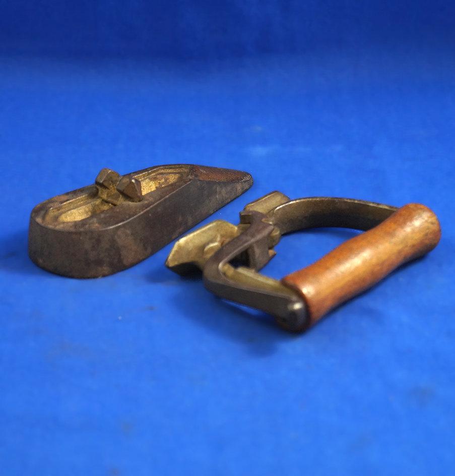 Small ox tongue iron, detachable wood handle, Ht 3 1/4", 4 3/8" long