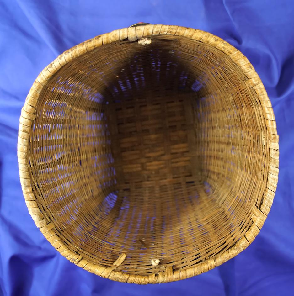 Nicely woven 5 1/2" tall Basket in very good condition. Nice display item.