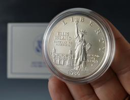 1986-P Uncirculated Statue of Liberty Commemorative Silver Dollar in Original Box with COA
