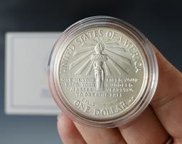 1986-P Uncirculated Statue of Liberty Commemorative Silver Dollar in Original Box with COA
